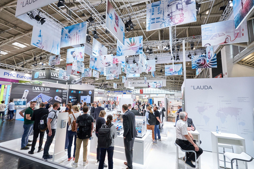 LAUDA booth  with visitors, analytica 2022 © Behrend und Rausch